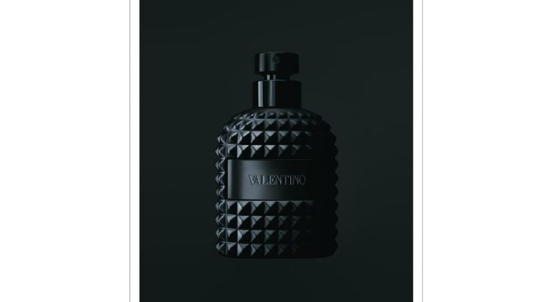 VALENTINO habille son parfum Uomo d’un smoking noir