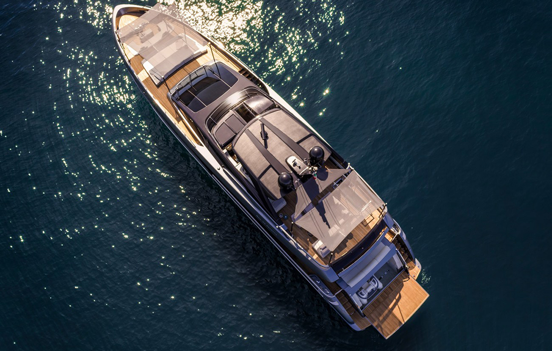 Un yacht moderne au design de luxe de Riva : Riva 100 Corsaro