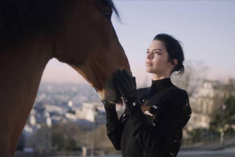 La maison de prestige Longchamp a annoncé, en avril 2018, sa collaboration avec le top model le mieux payé de l’année sur son compte Instagram.