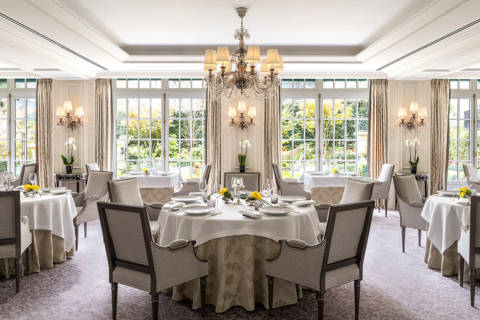 L'Abeille-interior-with-garden-view