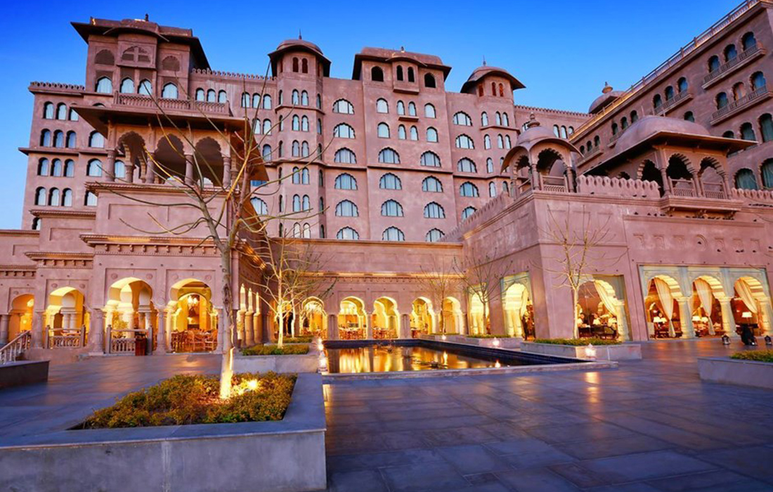 Le Fairmont Jaipur Hotel en Inde : une destination de rêve mettant le savoir-faire architectural du pays à l’honneur