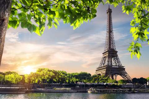 La Tour Eiffel est un des endroits incontournables à visiter pour les touristes de passage à Paris.