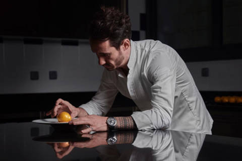 Le chef pâtissier Cédric Grolet, le nouvel ambassadeur international de la Maison Piaget, porte une montre Piaget Altiplano à remontage automatique.