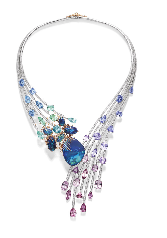 CHAUMET COLLIER PASSAGES EN OR BLANC ET OR ROSE, SERTI DE SIX OPALES NOIRES D’AUSTRALIE, D’UNE TOURMALINE PARAIBA OVALE DU BRÉSIL, DE 31 TOURMALINES DITES PARAIBA MULTICOLORES TAILLE FANTAISIE DU MOZAMBIQUE ET DE DIAMANTS TAILLE BRILLANT