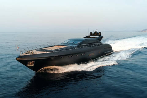 Mangusta 108 Neoprene : un yacht de luxe qui se distingue par sa longueur impressionnante