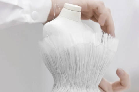 Pour Dior Haute Couture Automne/Hiver 2020-2021, elle nous invite à découvrir l’univers d’exception qu’est le Théâtre de la Mode.
