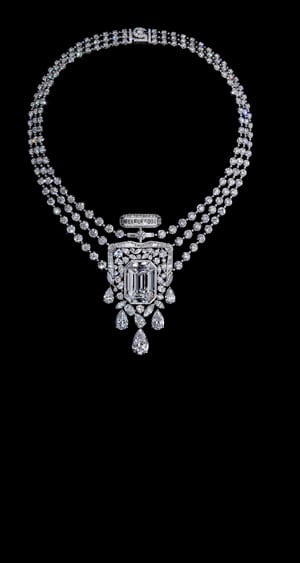 CHANEL JOAILLERIE. COLLIER 55.55 EN FORME DE FLACON N°5, ORNÉ EN SON CENTRE D’UN DIAMANT TAILLÉ SUR MESURE DE 55,55 CTS, QUALITÉ D FLAWLESS