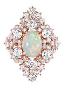 DIOR JOAILLERIE. BAGUE ETINCELANTE  OPALE OR OR ROSE,  DIAMANTS ET OPALE.  COLLECTION DIOR ET D’OPALES. 