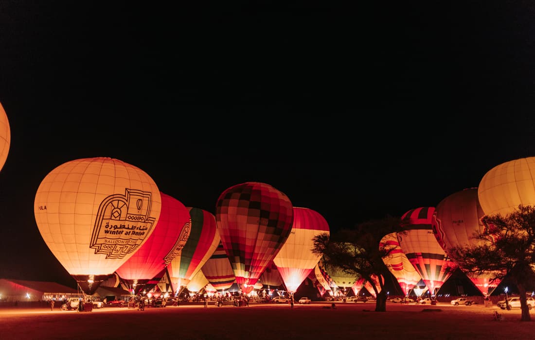 montgolfière pliée lumineuse volant dans le ciel bleu dans un