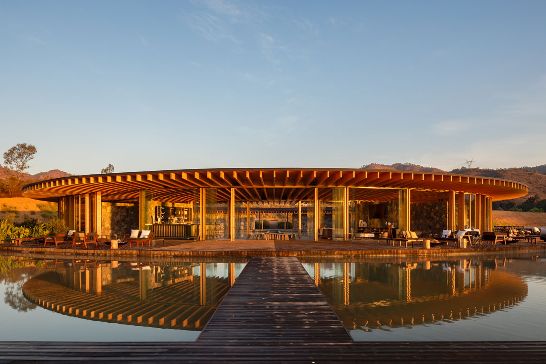 Au Mexique, Kebony met une touche finale à un luxueux pavillon au bord du lac