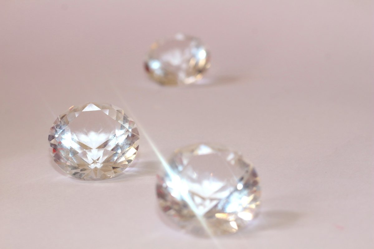 Diamant naturel vs synthétique : La clarté française